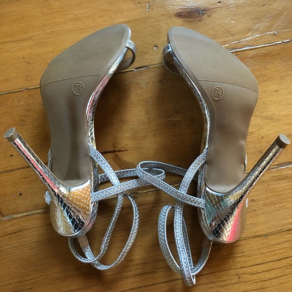 Silver Heels🐍🌬 - strappy snake stiletto - Picture 3 of 9